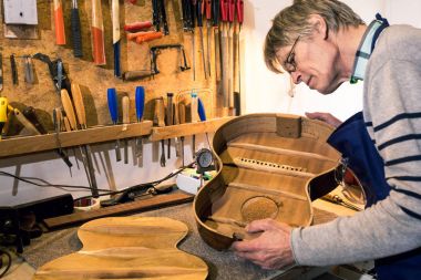 Bir akustik gitar gövdesini kontrol luthier