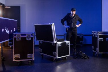 Bir açmak flightcase yanında duran roadie