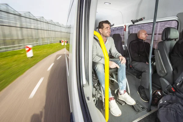 Osoba niepełnosprawna, siedząc na wózku inwalidzkim — Zdjęcie stockowe