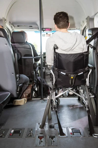 Человек в инвалидном кресле сидит — стоковое фото
