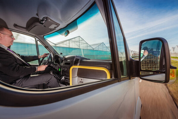 Шаттл водитель автобуса летом
