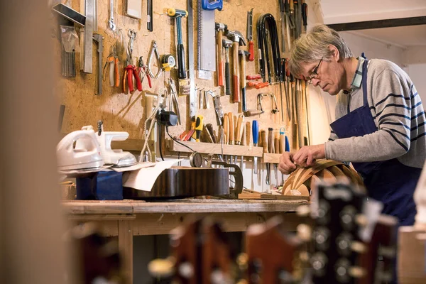 Luthier carving the body of a lute — Stock Photo, Image