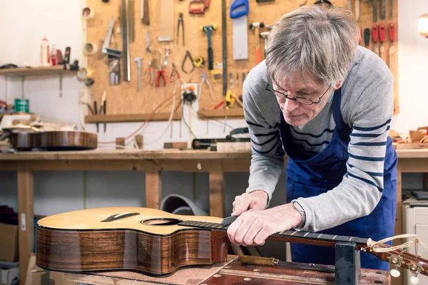 Luthier подачи лады акустической гитары — стоковое фото