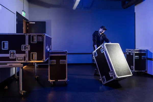 Roadie kippt über einen Flightcase — Stockfoto