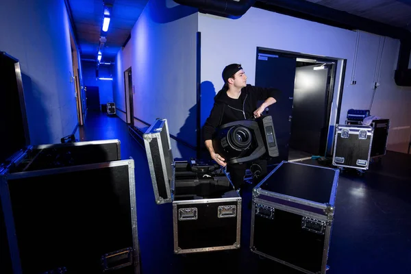 Roadie unpacking a big concert light — Stock Photo, Image