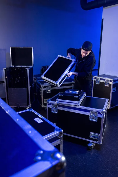 Roadie unpacking a dj mixing table — Stock Photo, Image