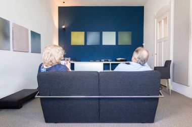 yaşlı çift kanepede rahatlatıcı