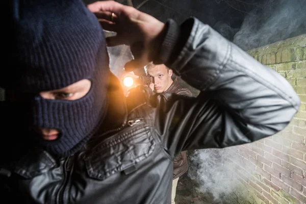 Důstojník Pointing zbraň směrem k gangster — Stock fotografie