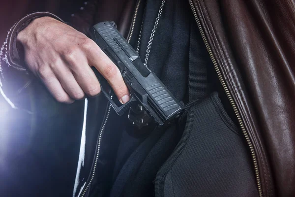 Polizist mit Waffe — Stockfoto