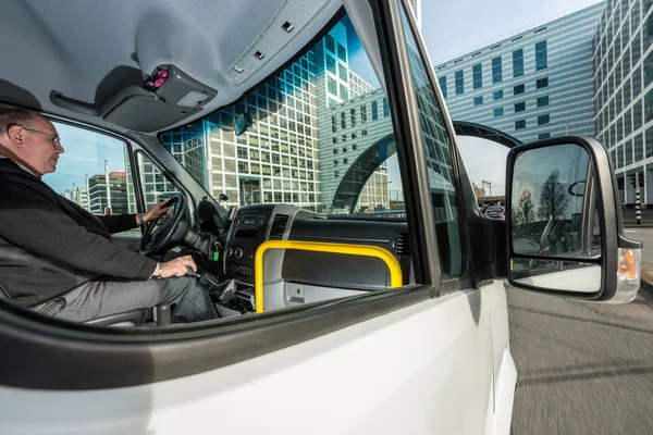 Profesyonel erkek taksi şoförü — Stok fotoğraf