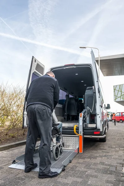 De meewerkende man stuurprogramma op rolstoel — Stockfoto