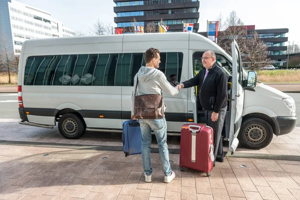 Conducteur serrant la main avec un homme Images De Stock Libres De Droits