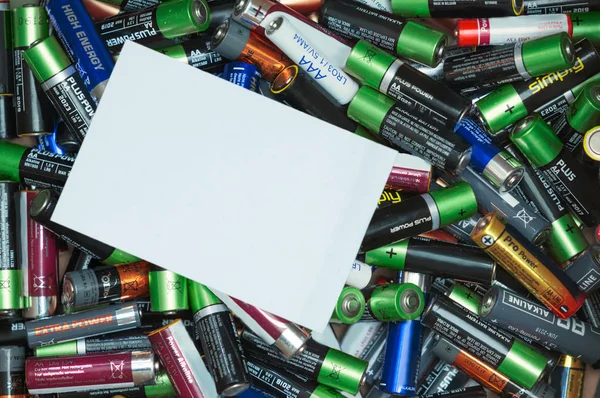 Pilha de baterias com uma etiqueta de espaço de cópia — Fotografia de Stock