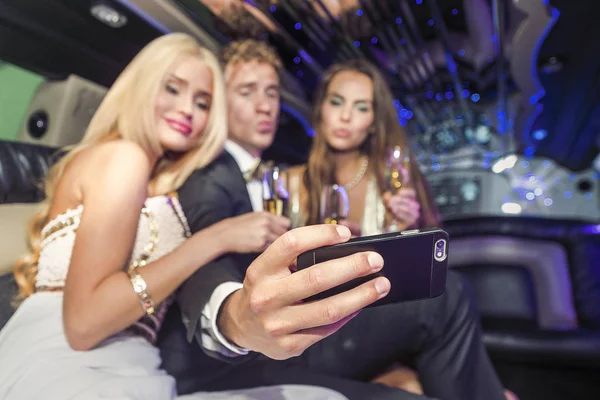 Groupe d'amis prenant un selfie en limousine — Photo