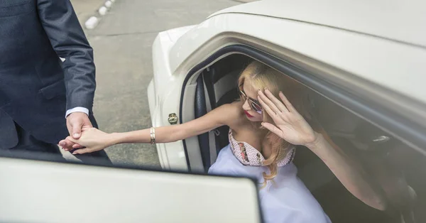 Gentiluomo aiuta una bella donna uscendo — Foto Stock