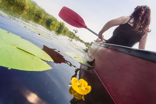 Jeune femme kayak — Photo