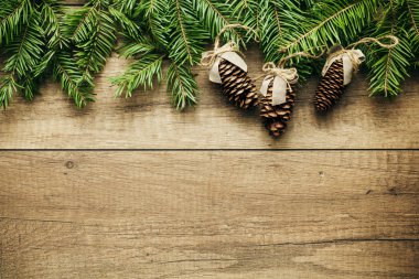 Ahşap arka plan ile güzel Noel dekorasyon