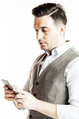 İşadamı bir smartphone kullanarak görüntü kadar kapatın