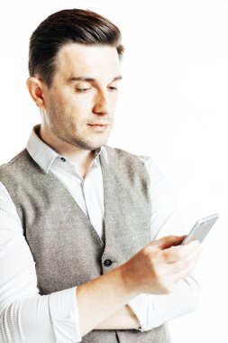 İşadamı bir smartphone kullanarak görüntü kadar kapatın