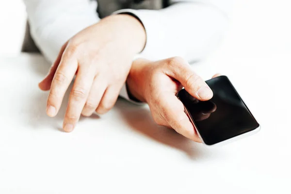 Close up εικόνα του επιχειρηματία χρησιμοποιώντας ένα smartphone — Φωτογραφία Αρχείου
