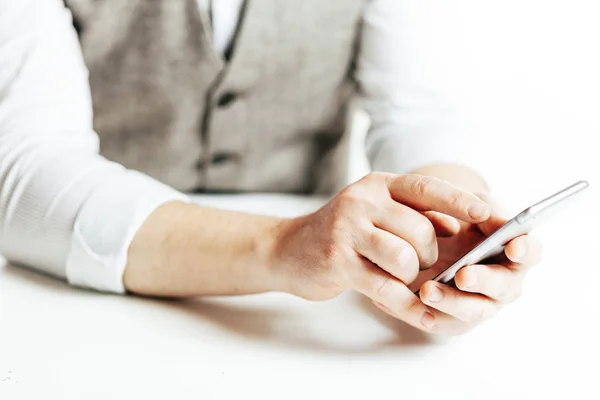 Imagen de cerca del hombre de negocios usando un teléfono inteligente — Foto de Stock