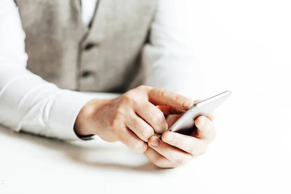 Imagen de cerca del hombre de negocios usando un teléfono inteligente — Foto de Stock