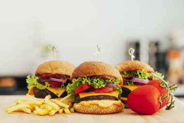 Lezzetli ev yapımı sığır eti burgers ve fries ızgara