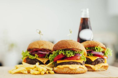 Lezzetli ev yapımı sığır eti burgers ve fries ızgara