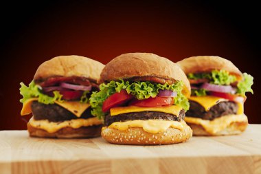 Lezzetli ev yapımı sığır eti burgers ve fries ızgara