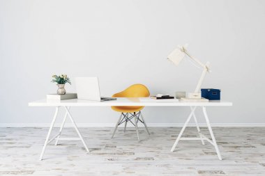 3D render modern bilgisayar çalışma alanı'nı Kur