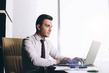Çekici adam akıllı rahat kıyafet Office çalışma evinde oturan