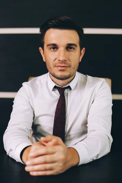 Ο άνθρωπος του ελκυστικού επιχειρηματικού smart casual ντύσιμο που κάθεται στον τόπο εργασίας στο γραφείο — Φωτογραφία Αρχείου