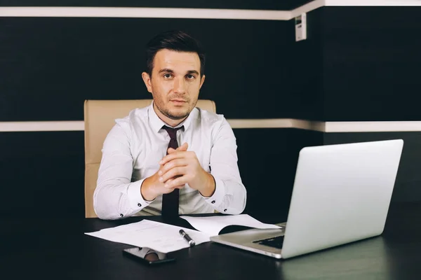 Attraktiver Geschäftsmann in schicker Freizeitkleidung sitzt an seinem Arbeitsplatz im Büro — Stockfoto