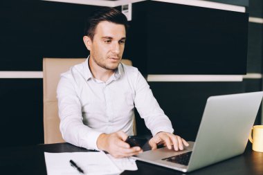 Çekici adam akıllı rahat kıyafet Office çalışma evinde oturan