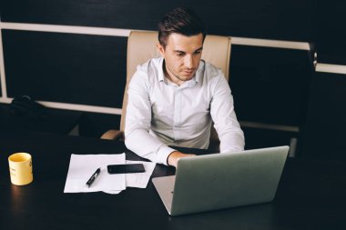 Çekici adam akıllı rahat kıyafet Office çalışma evinde oturan