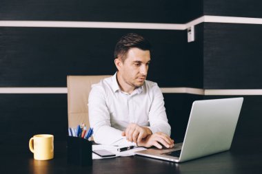 Çekici adam akıllı rahat kıyafet Office çalışma evinde oturan