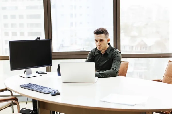 Geschäftsmann arbeitet als Laptop im modernen Büroraum — Stockfoto