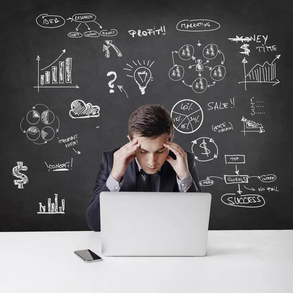 Close-up beeld van multitasking zakenman met behulp van een laptop en m — Stockfoto