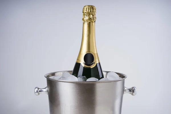 Lüks Şampanya Şişe Buz Kovası — Stok fotoğraf