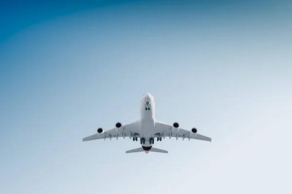 Avión Comercial Despegue Contra Cielo Azul Claro Perfecto — Foto de Stock