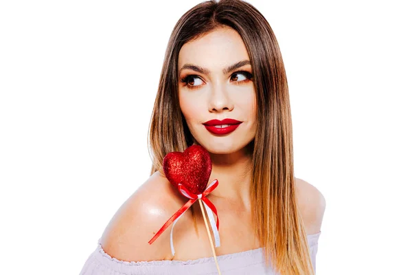 Hermosa Mujer Joven Modelo Sosteniendo Una Decoración Corazón Rojo —  Fotos de Stock