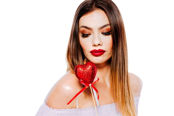 Bella Giovane Donna Modello Possesso Una Decorazione Del Cuore Rosso — Foto Stock