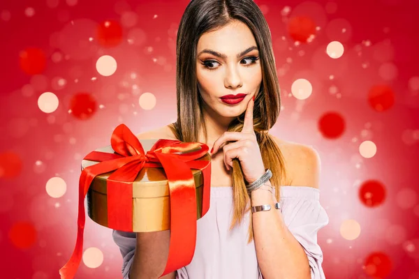 Bella Giovane Donna Modello Con Scatola Regalo — Foto Stock