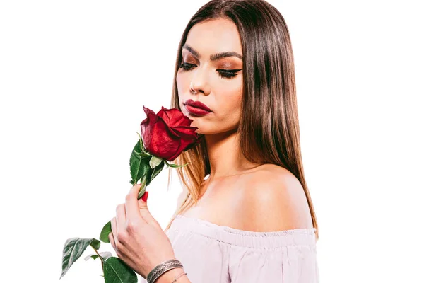 Όμορφη Γυναίκα Μοντέλο Holiding Ένα Κόκκινο Τριαντάφυλλο — Φωτογραφία Αρχείου