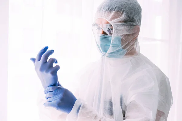 Uomo Medico Scienziato Waring Tuta Protettiva Maschera — Foto Stock