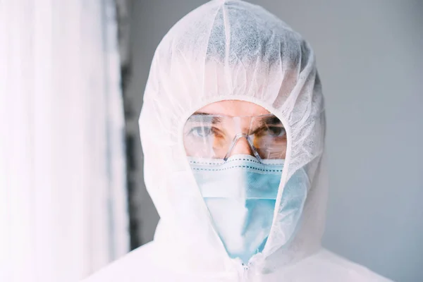 Uomo Medico Scienziato Waring Tuta Protettiva Maschera — Foto Stock