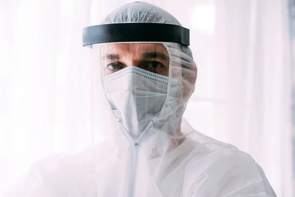 Uomo Medico Scienziato Waring Tuta Protettiva Maschera — Foto Stock