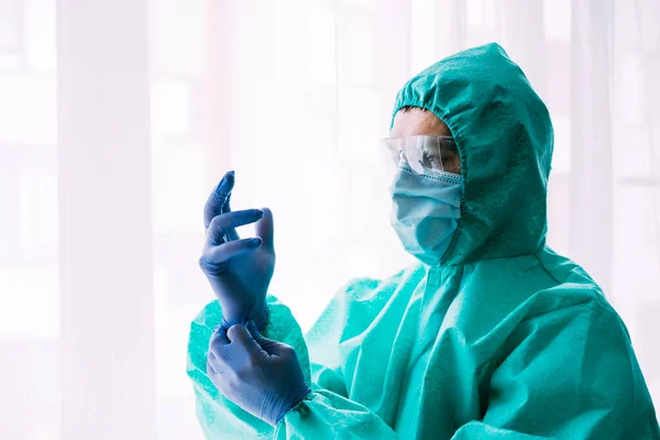 Uomo Medico Scienziato Waring Tuta Protettiva Maschera — Foto Stock