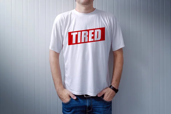 Man met witte t-shirt met label moe afgedrukt op borst — Stockfoto