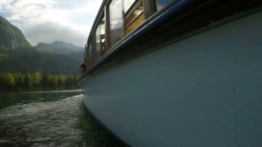 Turist tekne yelken Bohinj Gölü etrafında bizimkiler yaşar